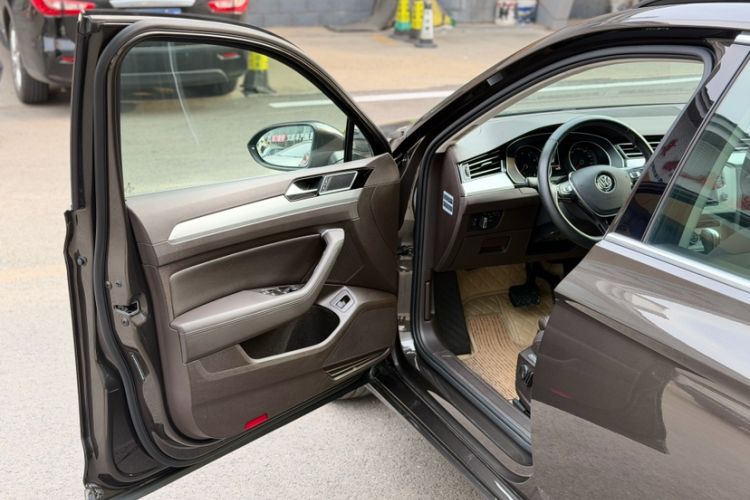 Used Volkswagen Variant 2017 380TSI Two-Wheel Drive Comfort Edition Interior 9