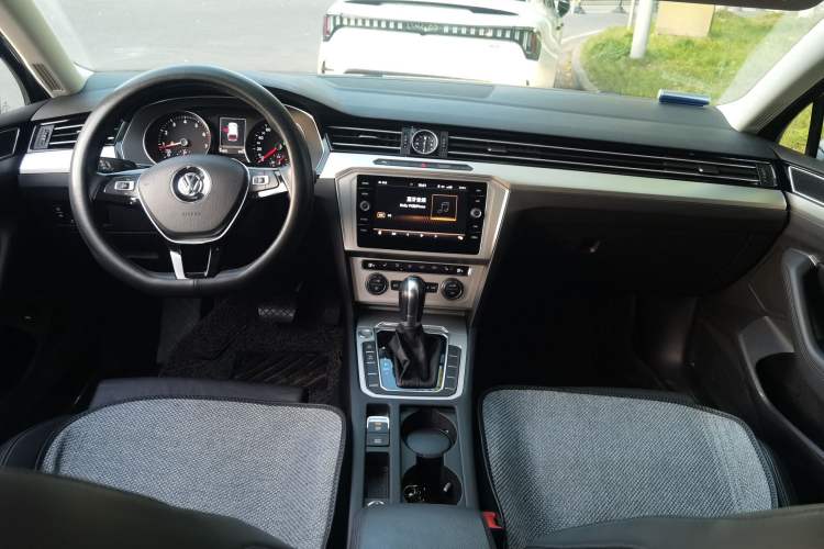 Used Volkswagen Variant 2017 380TSI Two-Wheel Drive Comfort Edition Center Console