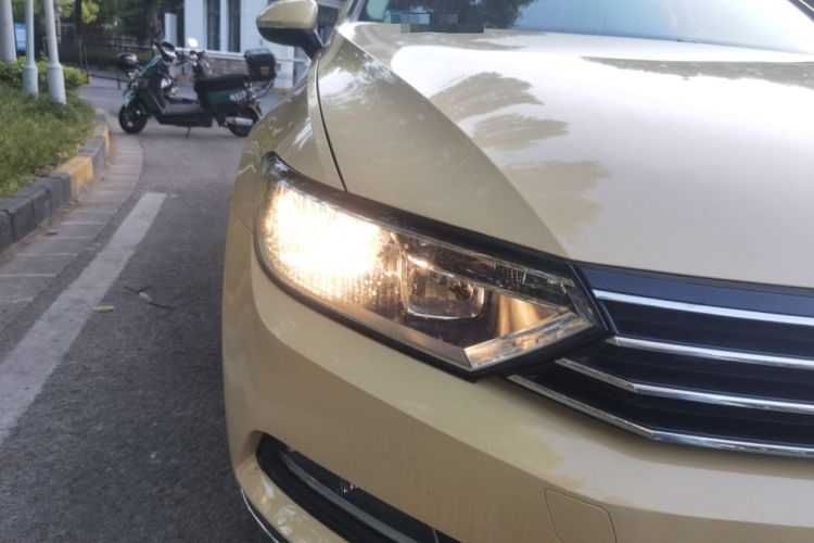 Used Volkswagen Variant 2017 380TSI Two-Wheel Drive Comfort Edition Right Front Headlight