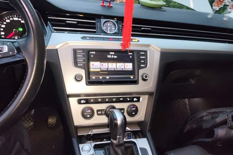 Used Volkswagen Variant 2017 380TSI Two-Wheel Drive Comfort Edition Audio And AC Panel