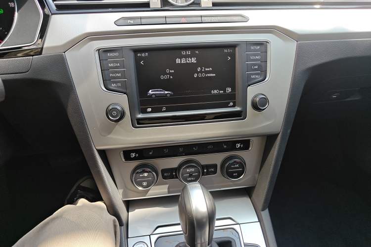 Used Volkswagen Variant 2017 380TSI Two-Wheel Drive Comfort Edition Audio And AC Panel