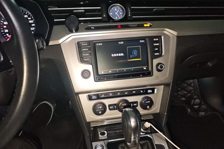 Used Volkswagen Variant 2017 380TSI Two-Wheel Drive Comfort Edition Audio And AC Panel