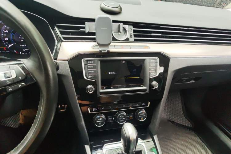 Used Volkswagen Variant 2017 380TSI Two-Wheel Drive Comfort Edition Audio And AC Panel