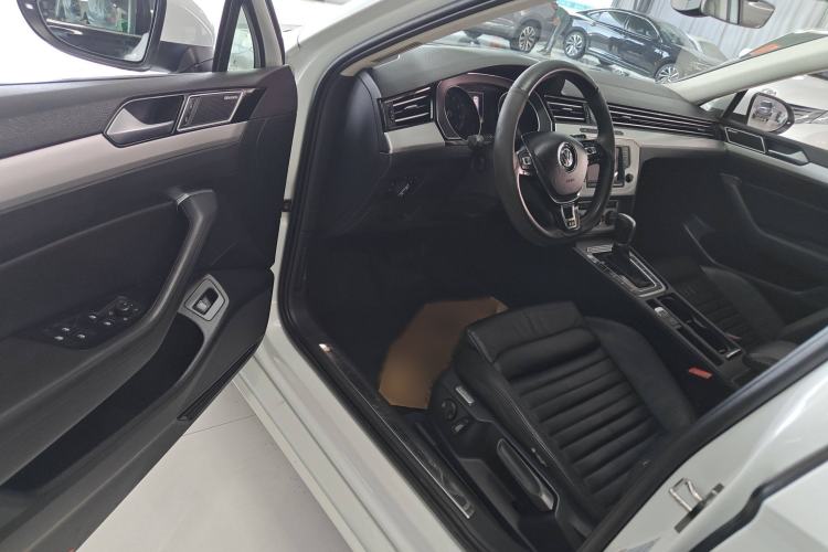 Used Volkswagen Variant 2017 380TSI Two-Wheel Drive Comfort Edition Interior 2