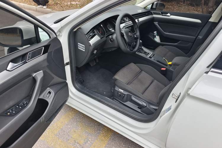 Used Volkswagen Variant 2017 280TSI Two-Wheel-Drive Comfort Edition Interior 3