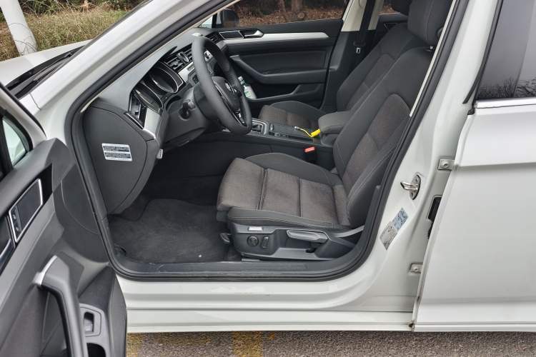 Used Volkswagen Variant 2017 280TSI Two-Wheel-Drive Comfort Edition Interior 4