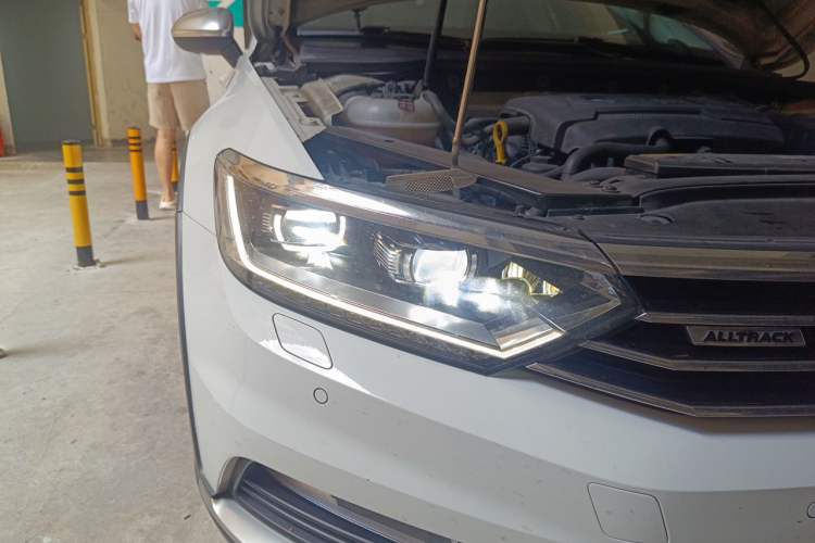 Used Volkswagen Variant 2017 380TSI Four-Wheel Drive Longitudinal Version Right Front Headlight