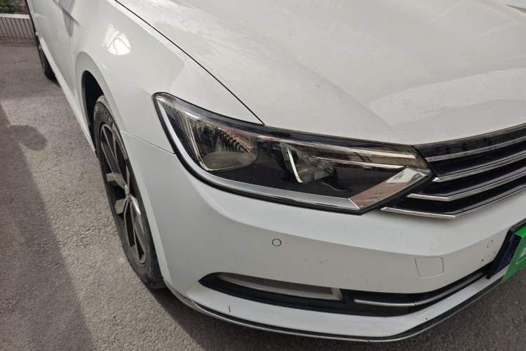 Used Volkswagen Variant 2017 380TSI Two-Wheel Drive Comfort Edition Right Front Headlight