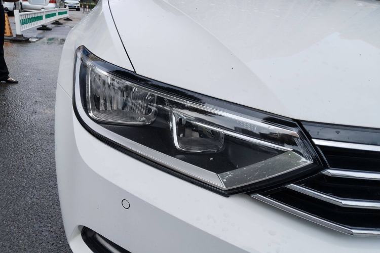 Used Volkswagen Variant 2017 380TSI Two-Wheel Drive Comfort Edition Right Front Headlight