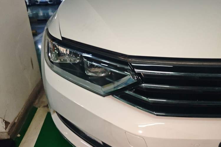 Used Volkswagen Variant 2017 380TSI Two-Wheel Drive Comfort Edition Right Front Headlight