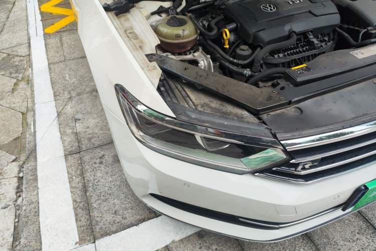 Used Volkswagen Variant 2017 380TSI Two-Wheel Drive Comfort Edition Right Front Headlight