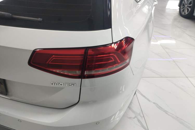 Used Volkswagen Variant 2017 380TSI Two-Wheel Drive Comfort Edition Right Rear Taillight