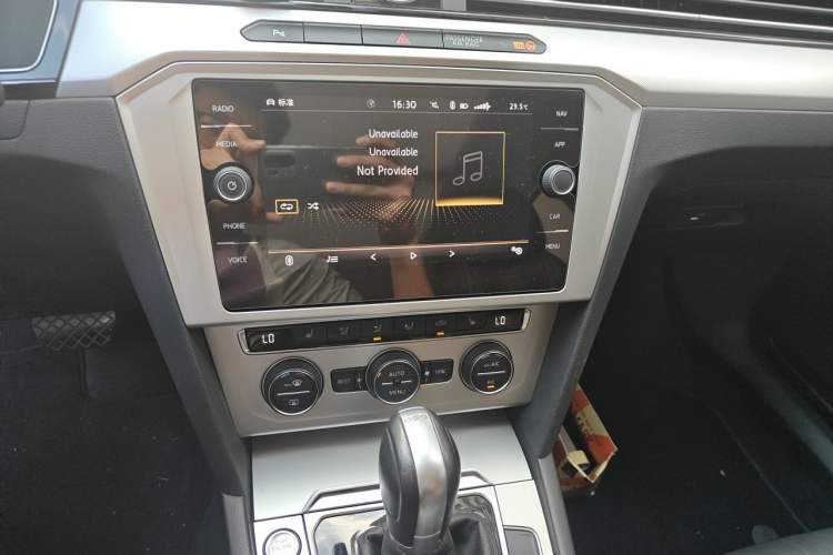 Used Volkswagen Variant 2018 380TSI Two-Wheel Drive Comfort Edition Audio And AC Panel