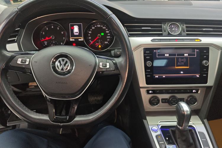 Used Volkswagen Variant 2018 380TSI Two-Wheel Drive Comfort Edition Center Console