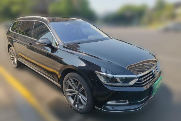 Used Volkswagen Variant 2018 380TSI Two-Wheel Drive R-Line Version Front Right 45 Deg