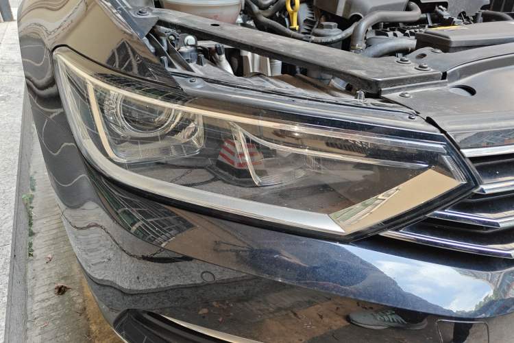 Used Volkswagen Variant 2018 380TSI Two-Wheel Drive Comfort Edition Right Front Headlight
