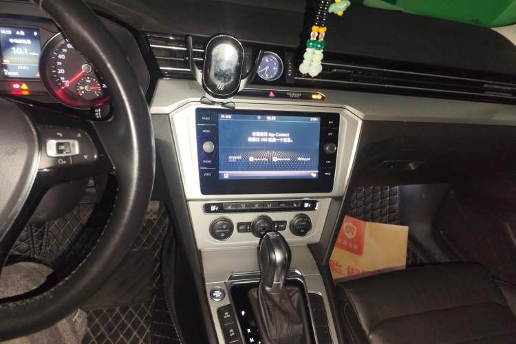 Used Volkswagen Variant 2018 380TSI Two-Wheel Drive Comfort Edition Audio And AC Panel