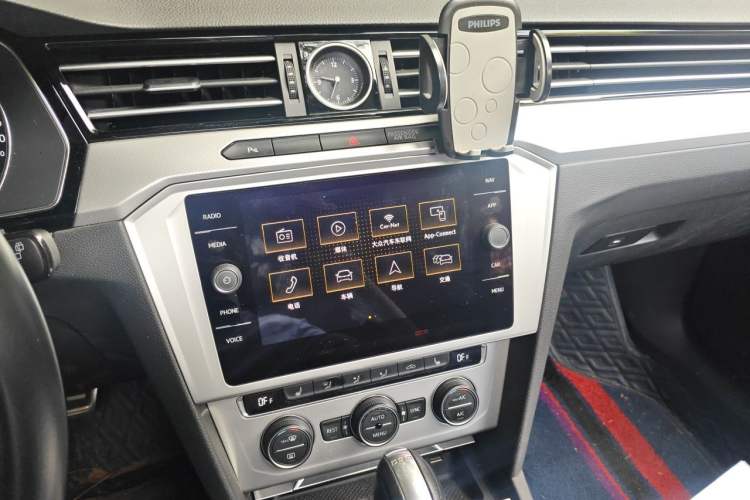 Used Volkswagen Variant 2018 380TSI Two-Wheel Drive Comfort Edition Audio And AC Panel