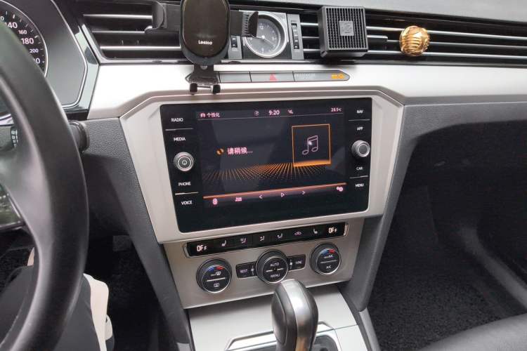 Used Volkswagen Variant 2018 380TSI Two-Wheel Drive Comfort Edition Audio And AC Panel