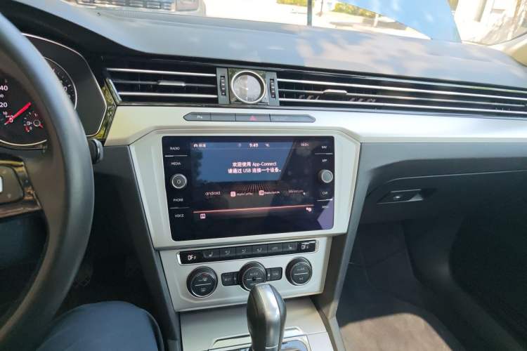 Used Volkswagen Variant 2018 380TSI Two-Wheel Drive Comfort Edition Audio And AC Panel