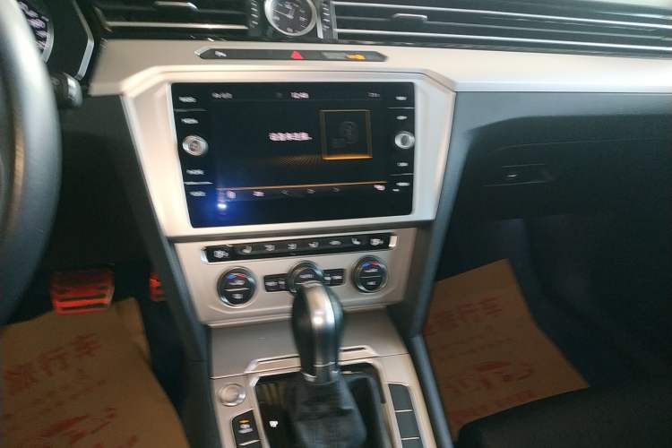 Used Volkswagen Variant 2018 380TSI Two-Wheel Drive Comfort Edition Audio And AC Panel
