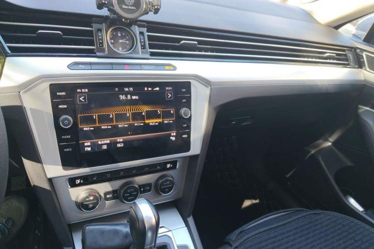 Used Volkswagen Variant 2018 380TSI Two-Wheel Drive Comfort Edition Audio And AC Panel