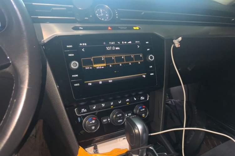 Used Volkswagen Variant 2018 380TSI Two-Wheel Drive Comfort Edition Audio And AC Panel