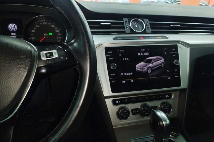 Used Volkswagen Variant 2018 380TSI Two-Wheel Drive Comfort Edition Audio And AC Panel