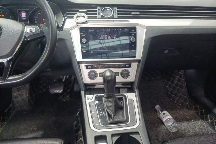 Used Volkswagen Variant 2018 380TSI Two-Wheel Drive Comfort Edition Audio And AC Panel