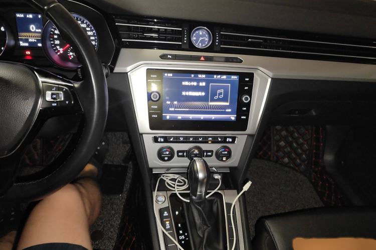Used Volkswagen Variant 2018 380TSI Two-Wheel Drive Comfort Edition Audio And AC Panel