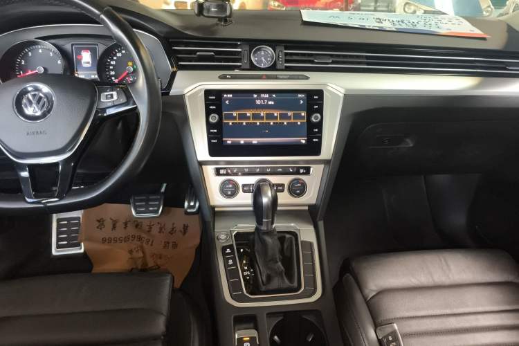 Used Volkswagen Variant 2018 380TSI Two-Wheel Drive Comfort Edition Audio And AC Panel