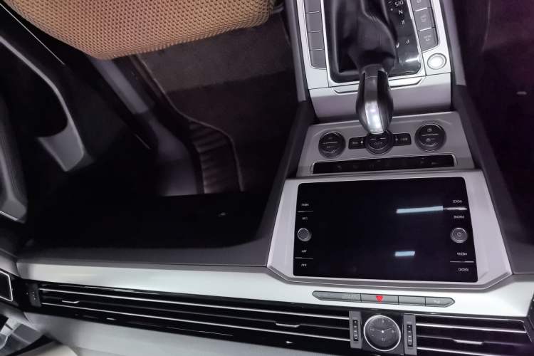 Used Volkswagen Variant 2018 380TSI Two-Wheel Drive Comfort Edition Audio And AC Panel