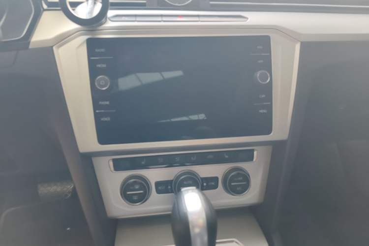 Used Volkswagen Variant 2018 380TSI Two-Wheel Drive Comfort Edition Audio And AC Panel