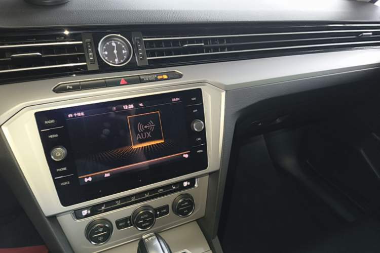 Used Volkswagen Variant 2018 380TSI Two-Wheel Drive Comfort Edition Audio And AC Panel