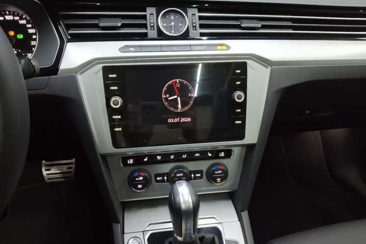 Used Volkswagen Variant 2018 380TSI Two-Wheel Drive Comfort Edition Audio And AC Panel