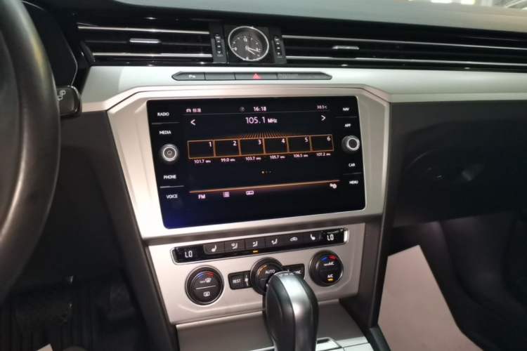 Used Volkswagen Variant 2018 380TSI Two-Wheel Drive Comfort Edition Audio And AC Panel
