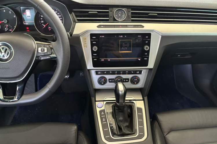 Used Volkswagen Variant 2018 380TSI Two-Wheel Drive Comfort Edition Audio And AC Panel