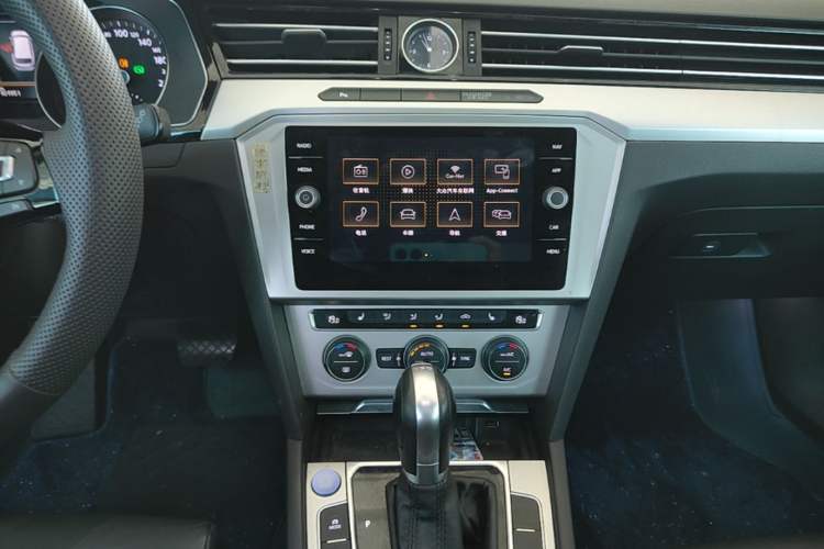 Used Volkswagen Variant 2018 380TSI Two-Wheel Drive Comfort Edition Audio And AC Panel