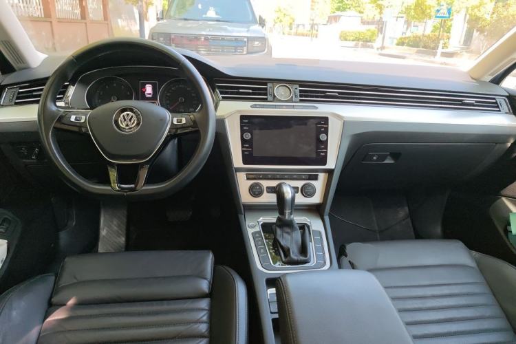 Used Volkswagen Variant 2018 380TSI Two-Wheel Drive Comfort Edition Center Console
