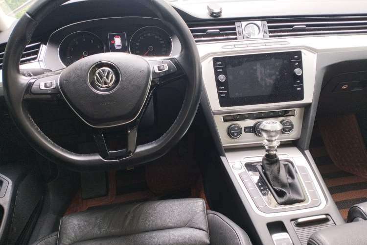 Used Volkswagen Variant 2018 380TSI Two-Wheel Drive Comfort Edition Center Console