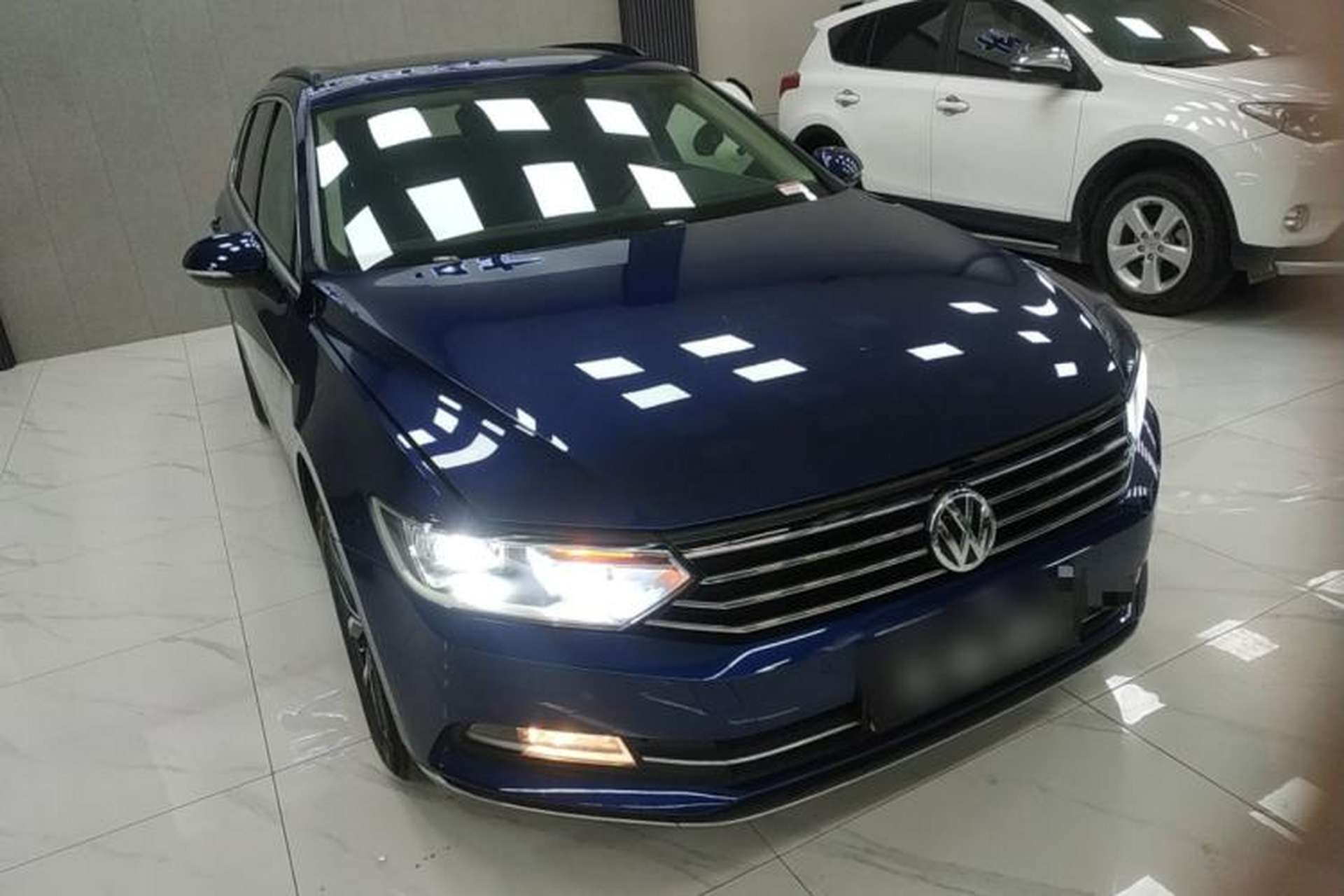 Used Volkswagen Variant 2018 380TSI Two-Wheel Drive Comfort Edition Front Right 45 Deg