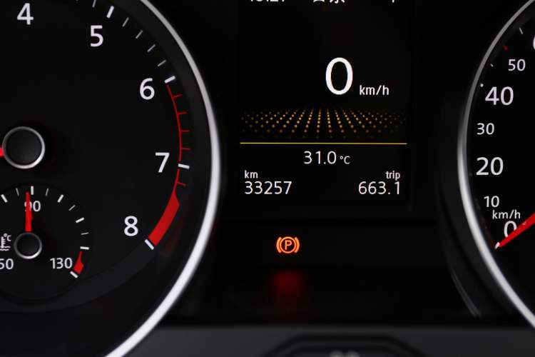 Used Volkswagen Variant 2018 380TSI Two-Wheel Drive Comfort Edition Odometer Close Up