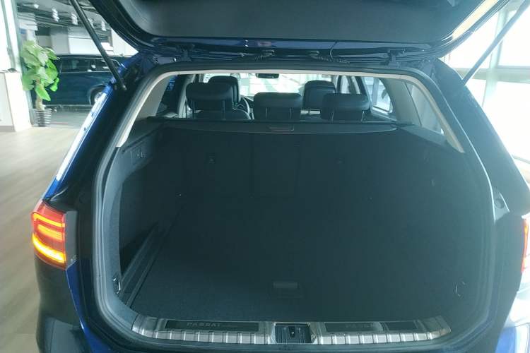 Used Volkswagen Variant 2018 380TSI Two-Wheel Drive Comfort Edition Trunk