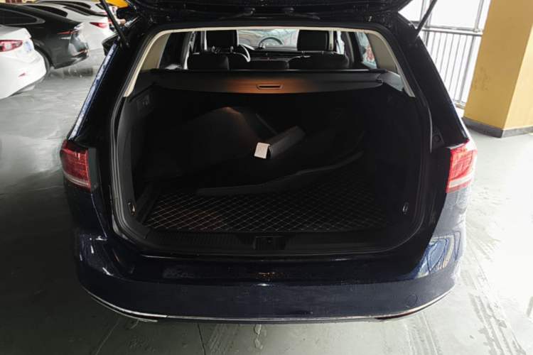 Used Volkswagen Variant 2018 380TSI Two-Wheel Drive Comfort Edition Trunk