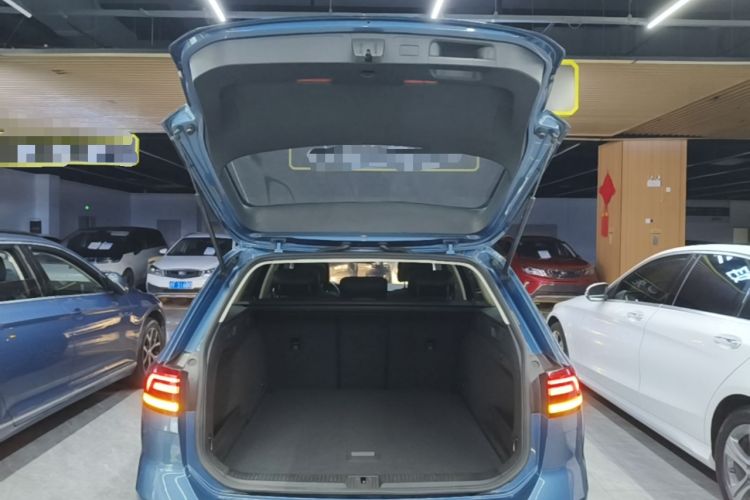 Used Volkswagen Variant 2018 380TSI Two-Wheel Drive Comfort Edition Trunk