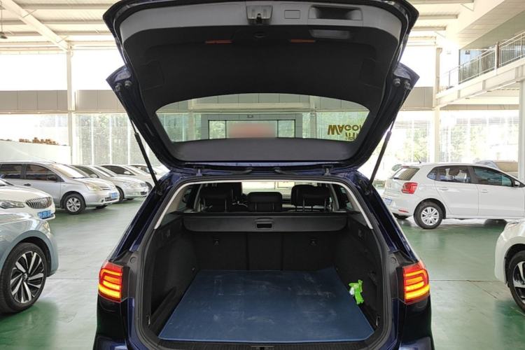 Used Volkswagen Variant 2018 380TSI Two-Wheel Drive Comfort Edition Trunk