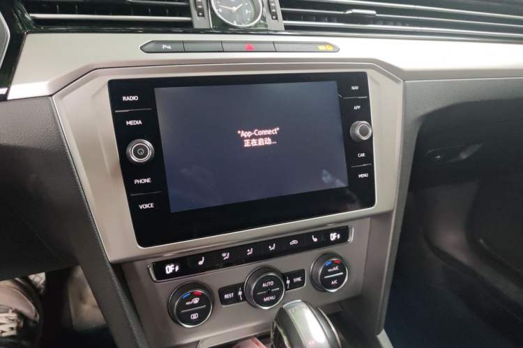 Used Volkswagen Variant 2018 380TSI Two-Wheel Drive Comfort Edition Audio And AC Panel