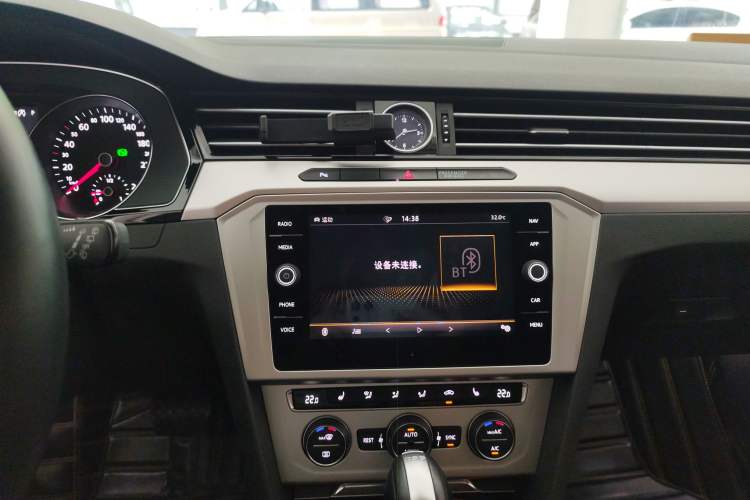 Used Volkswagen Variant 2018 380TSI Two-Wheel Drive Comfort Edition Audio And AC Panel