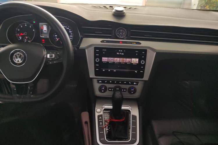 Used Volkswagen Variant 2018 380TSI Two-Wheel Drive Comfort Edition Audio And AC Panel