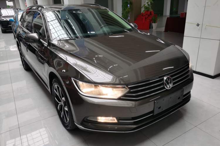 Used Volkswagen Variant 2018 380TSI Two-Wheel Drive Comfort Edition Front Right 45 Deg